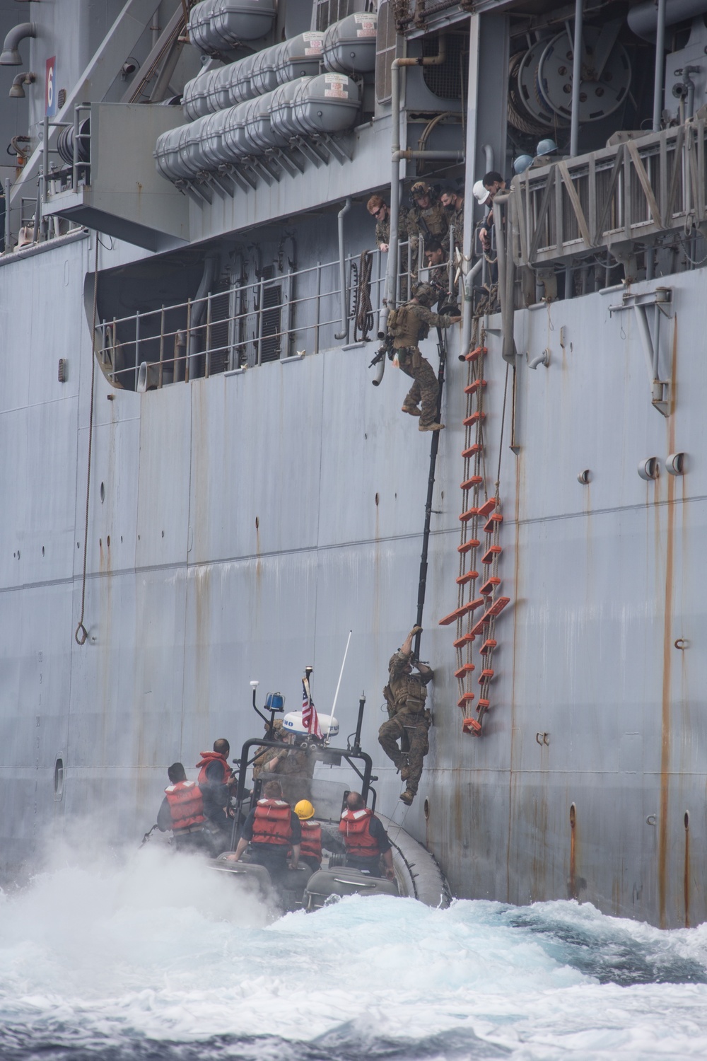 Reconnaissance Marines perform a VBSS exercise