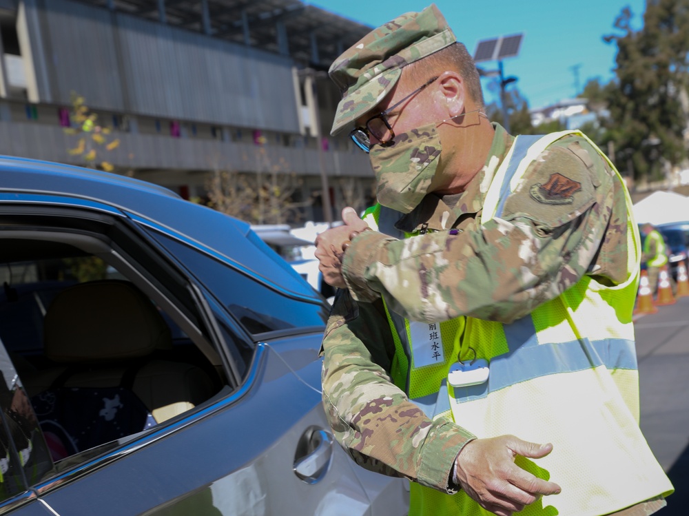 Cal Guard Airman provides Mandarin language assistance at vaccine site