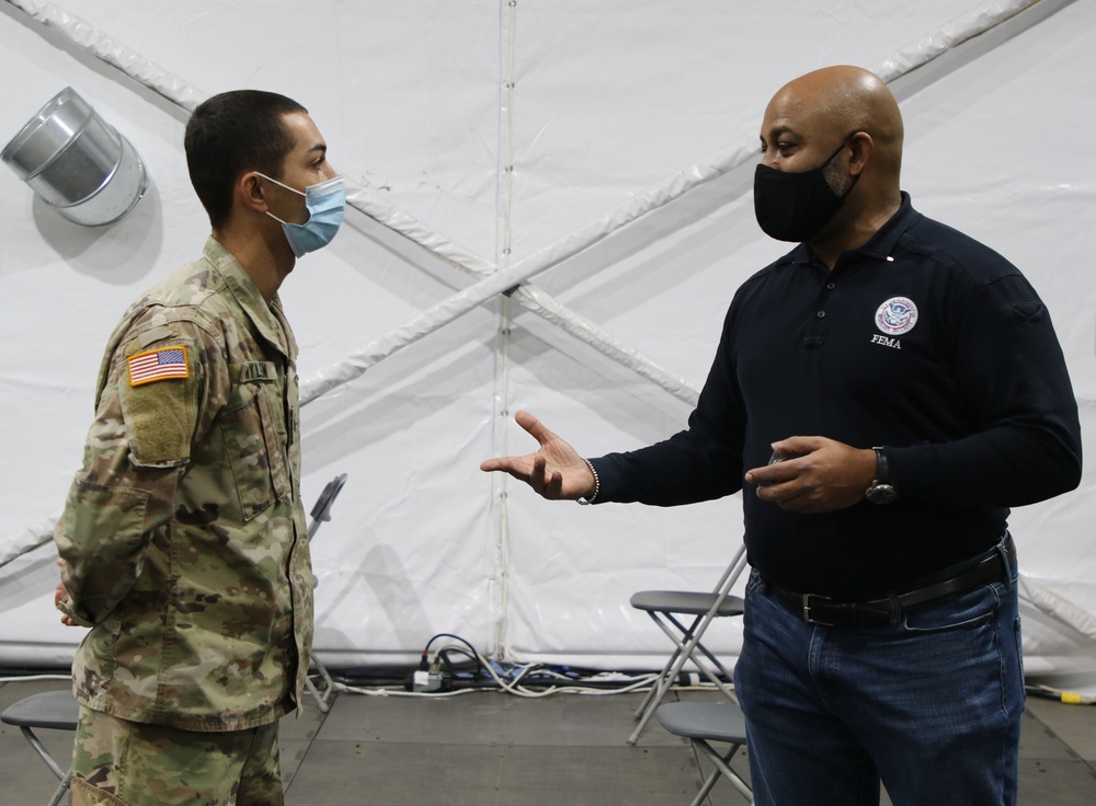 Acting FEMA Region V Administrator recognizes U.S. Army Soldiers at Chicago Community Vaccination Center.