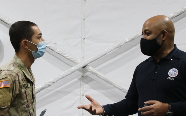 Acting FEMA Region V Administrator recognizes U.S. Army Soldiers at Chicago Community Vaccination Center.