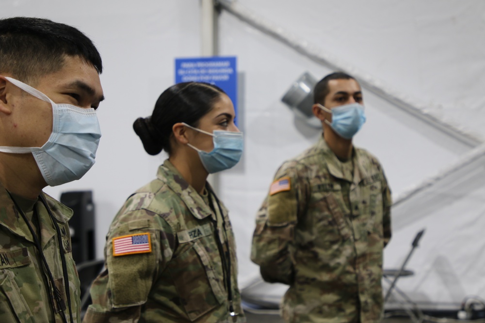 Acting FEMA Region V Administrator recognizes U.S. Army Soldiers at Chicago Community Vaccination Center.
