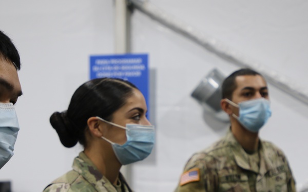 Acting FEMA Region V Administrator recognizes U.S. Army Soldiers at Chicago Community Vaccination Center.