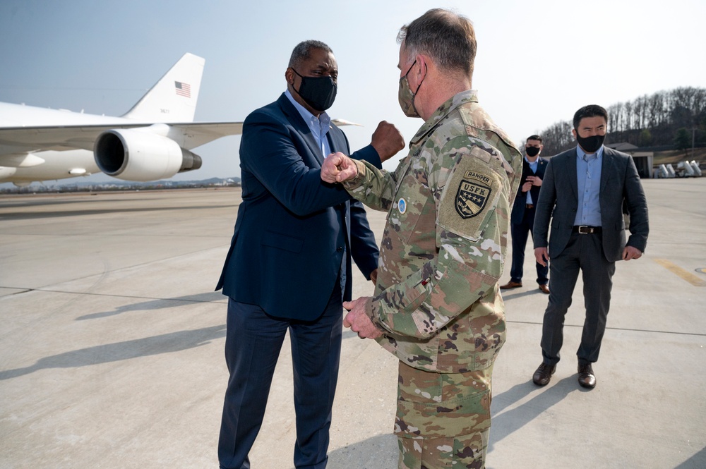 Secretary Austin Meets with USFK Commander