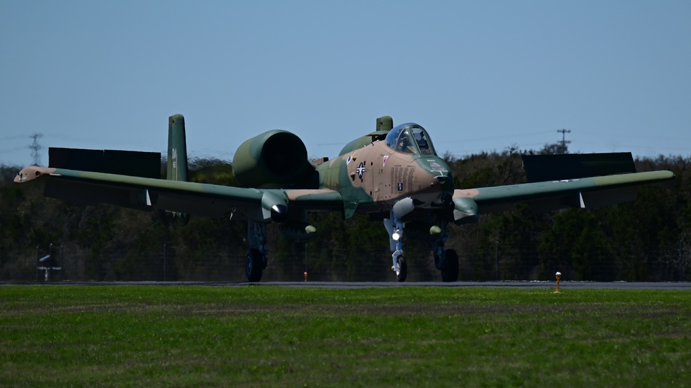 A-10 Thunderbolt II Demonstration Team lands in Texas