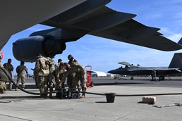Hawaii aircraft maintenance units demonstrate C-17 to F-22 refueling