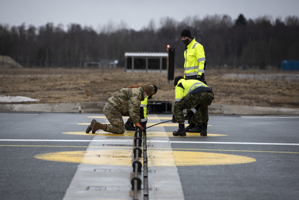 492nd FS aircraft certify Ämari barrier arresting kit