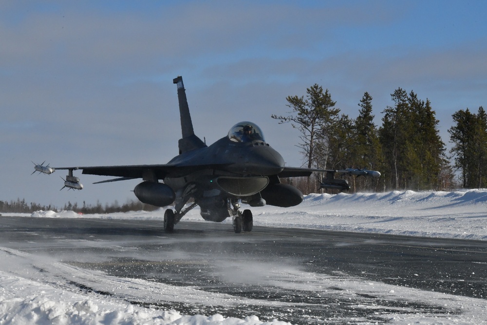 DVIDS - Images - 148th Fighter Wing F-16s arrive in Yellowknife, Canada ...