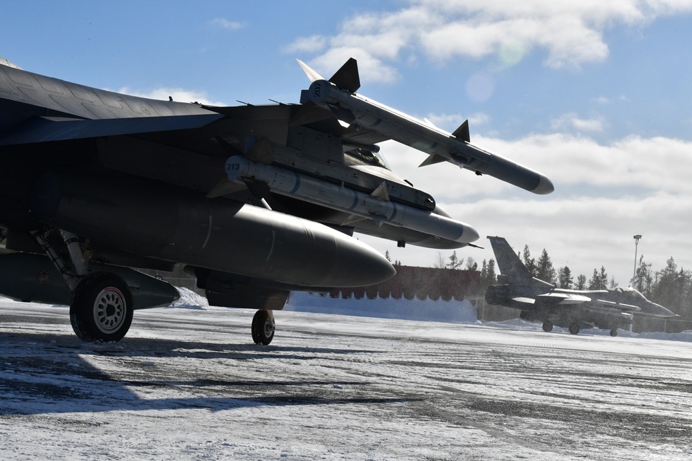 DVIDS - Images - 148th Fighter Wing F-16s arrive in Yellowknife, Canada ...