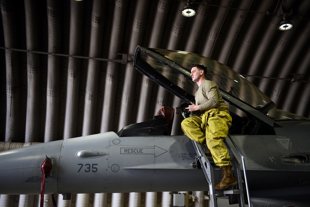Maintainers keep jets ready, flying