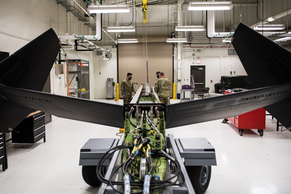 Hydraulic Airmen maintain KC-46 boom