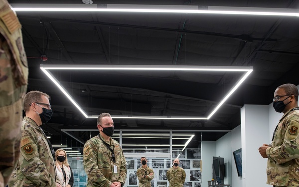 AFSOC commander visits 1st SOW Innovation Cell