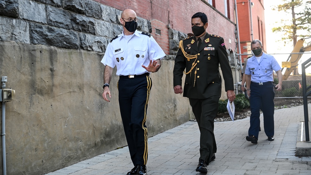 Peruvian Army Brig. Gen. Cristian García Rodríguez, Deputy Defense Visits the IADC