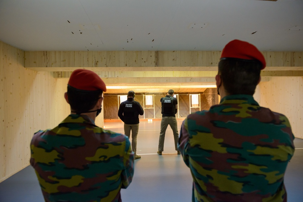 Belgian MPs visit US counterparts, fire M4s