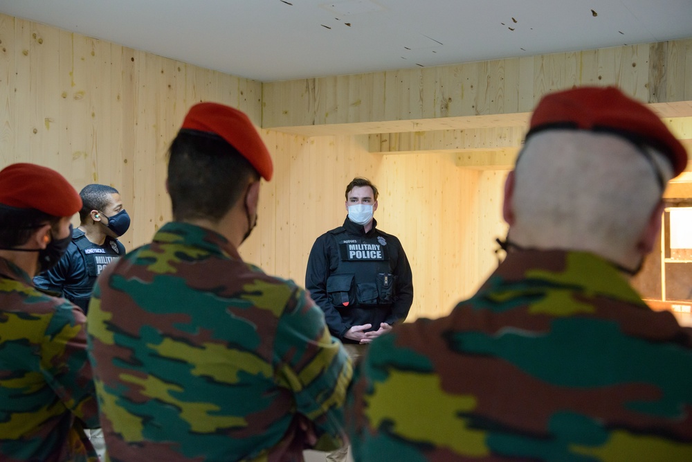 Belgian MPs visit US counterparts, fire M4s