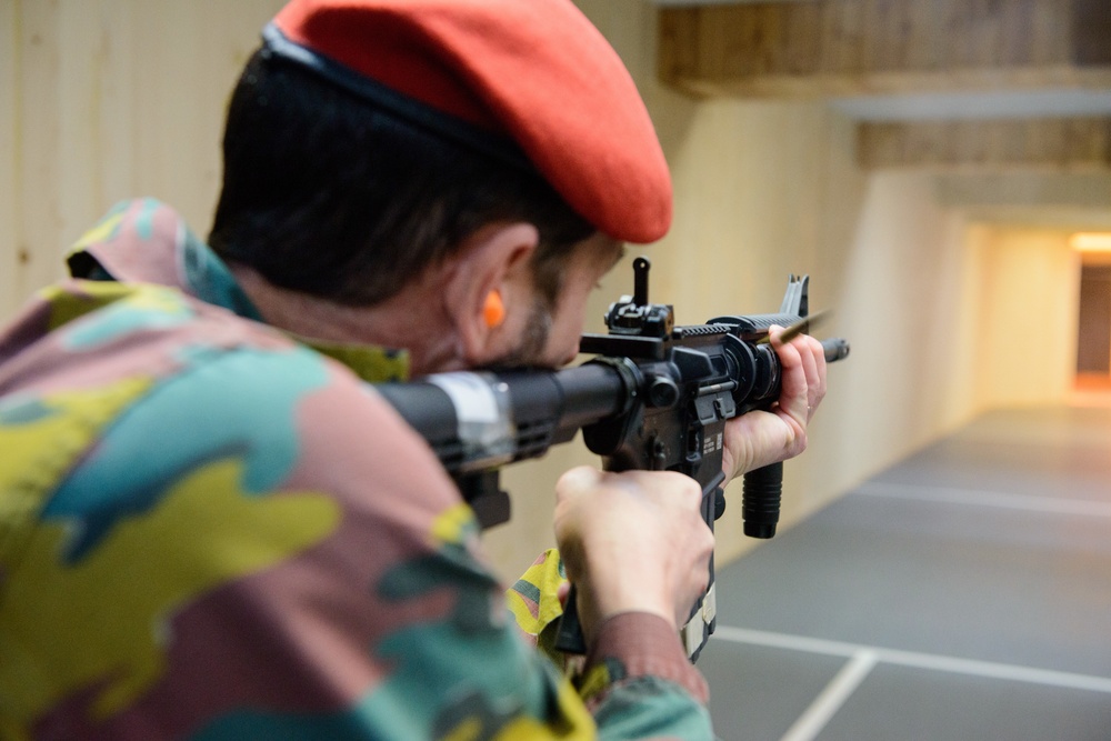 Belgian MPs visit US counterparts, fire M4s