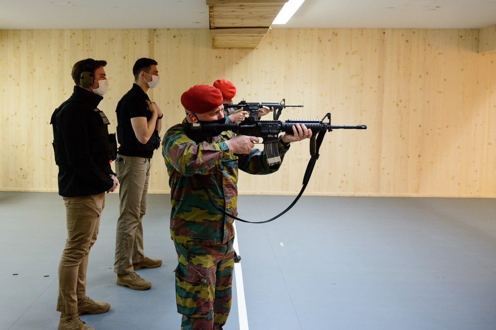 Belgian MPs visit US counterparts, fire M4s