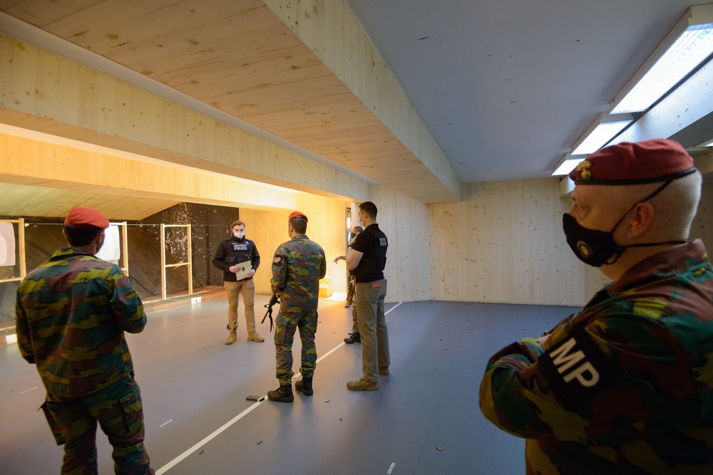 Belgian MPs visit US counterparts, fire M4s