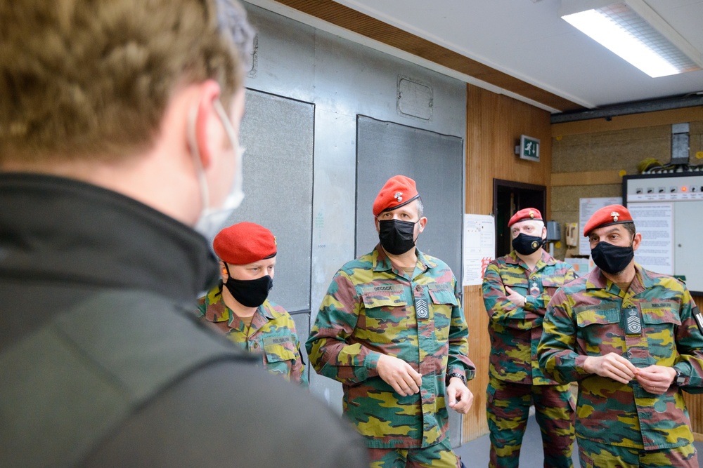 Belgian MPs visit US counterparts, fire M4s