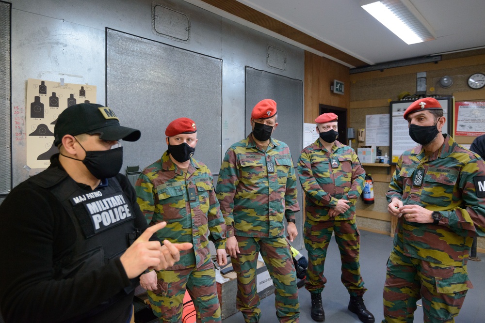 Belgian MPs visit US counterparts, fire M4s
