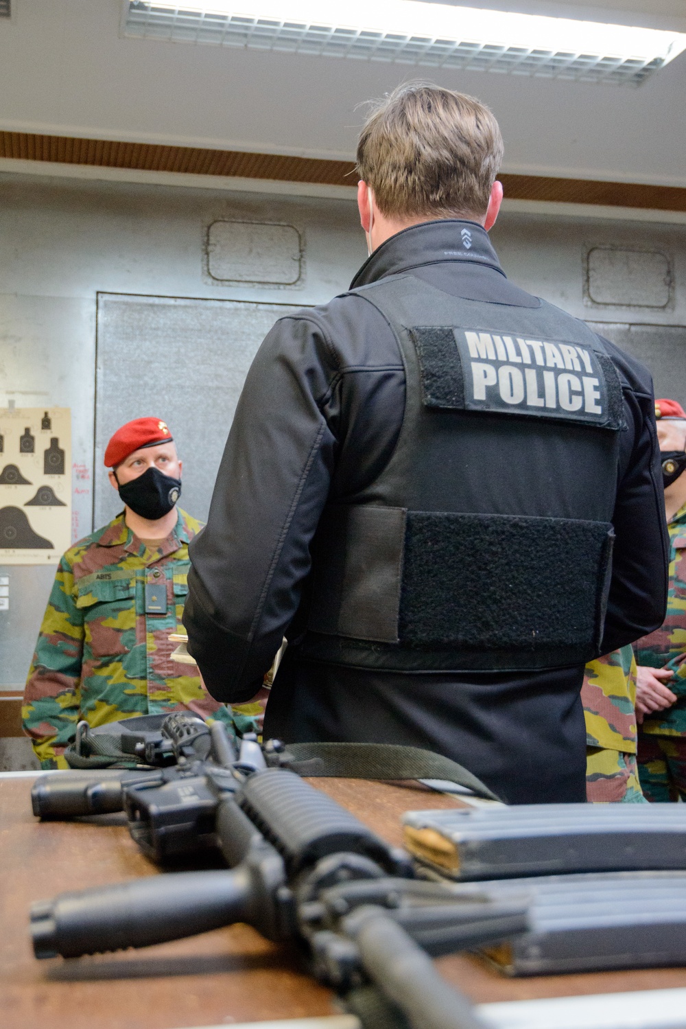 Belgian MPs visit US counterparts, fire M4s
