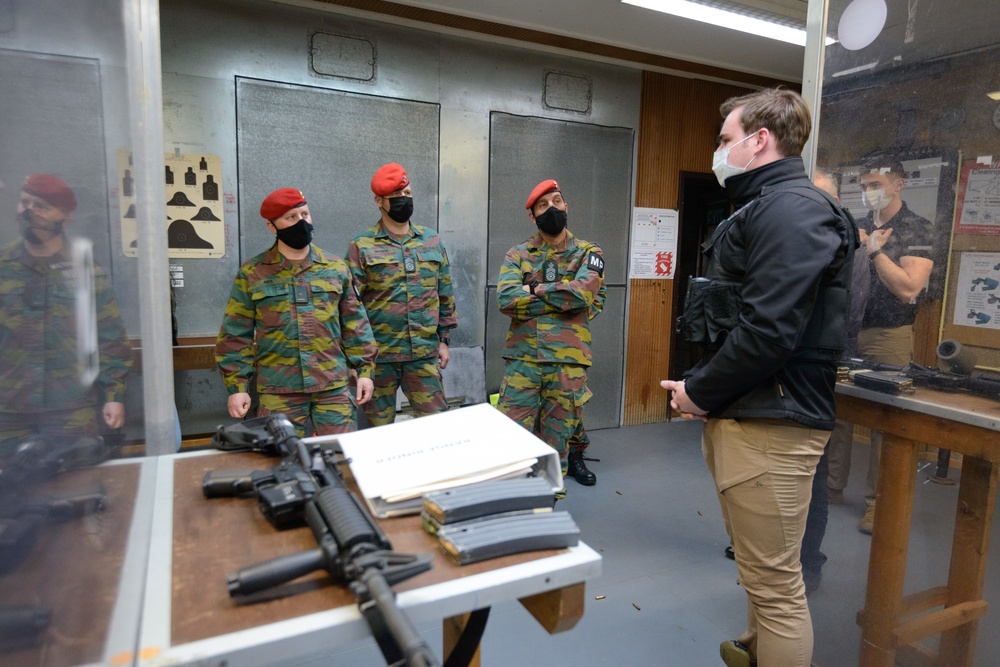 Belgian MPs visit US counterparts, fire M4s