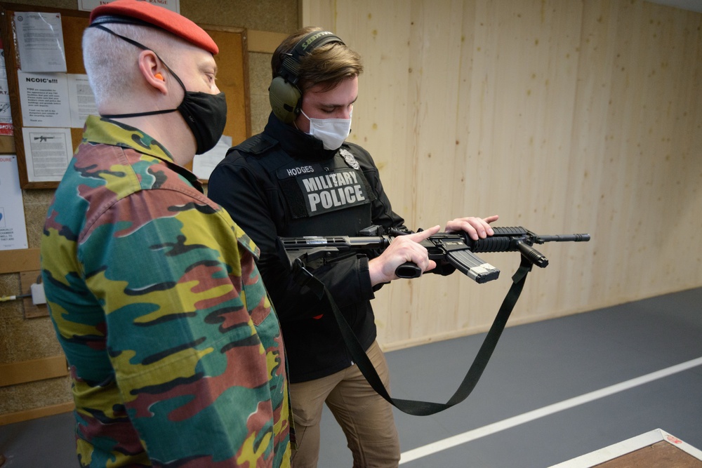 Belgian MPs visit US counterparts, fire M4s