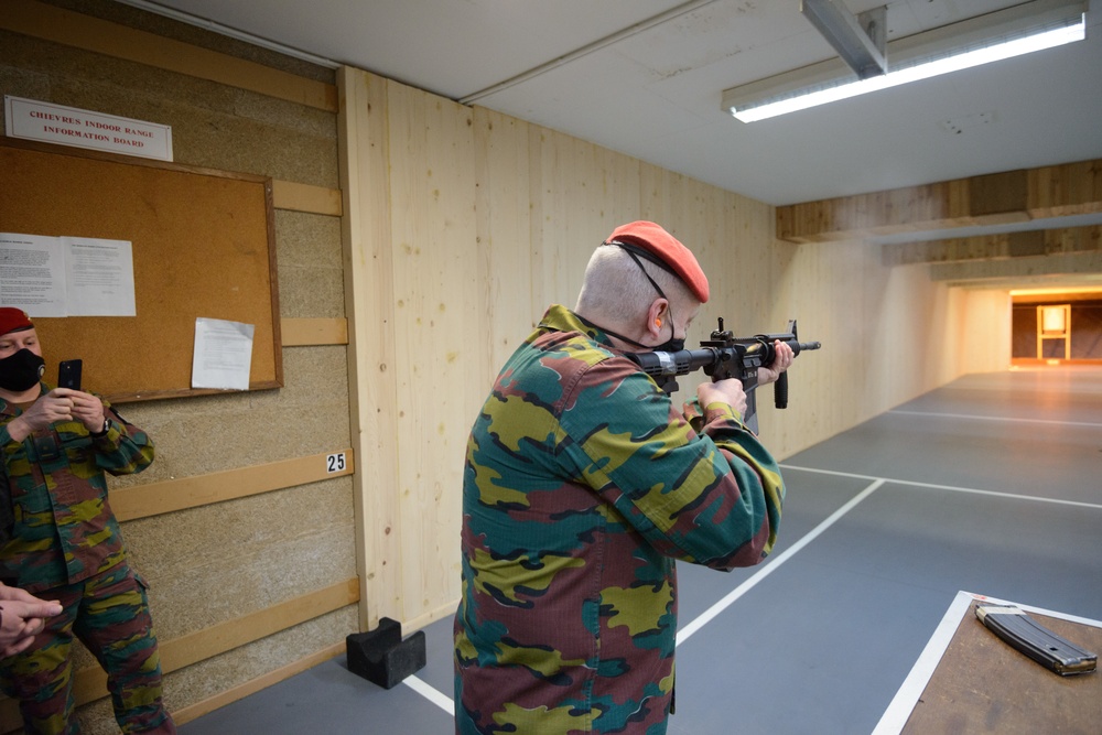 Belgian MPs visit US counterparts, fire M4s