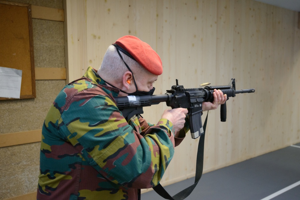 Belgian MPs visit US counterparts, fire M4s