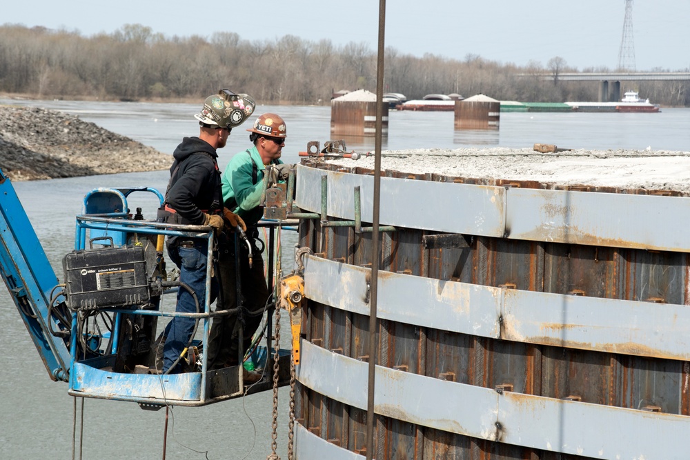 Corps digs dry conditions with finished Kentucky Lock coffer dam