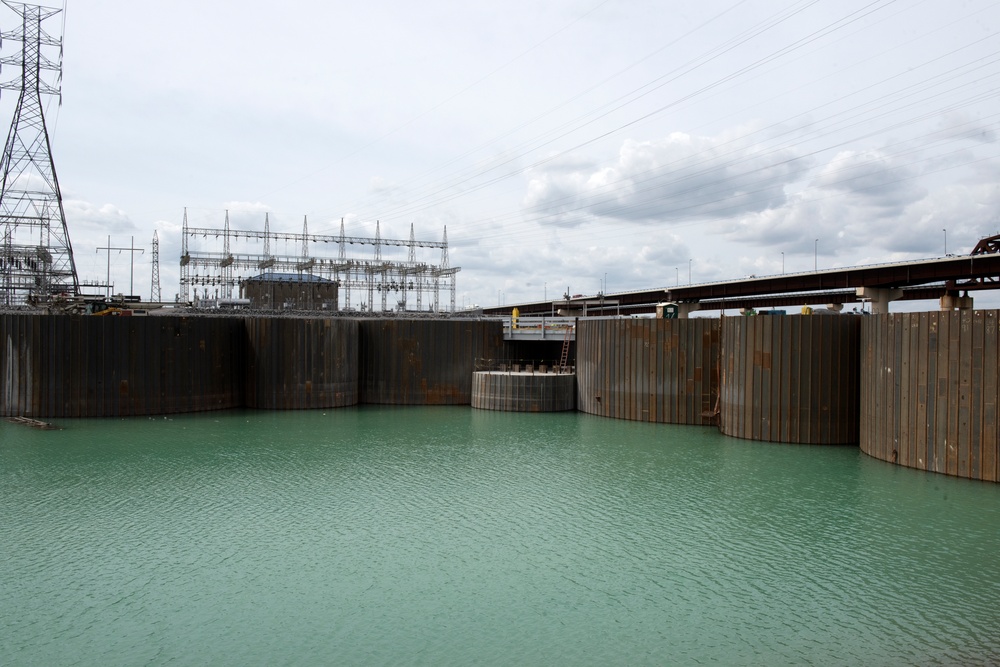 Corps digs dry conditions with finished Kentucky Lock coffer dam