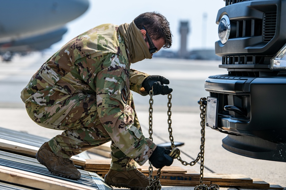 9th AS loadmasters train as part of AMC initiative
