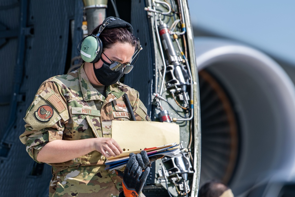 9th AS loadmasters train as part of AMC initiative
