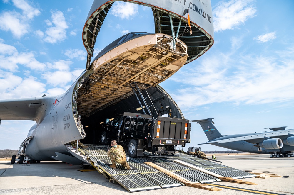 9th AS loadmasters train as part of AMC initiative