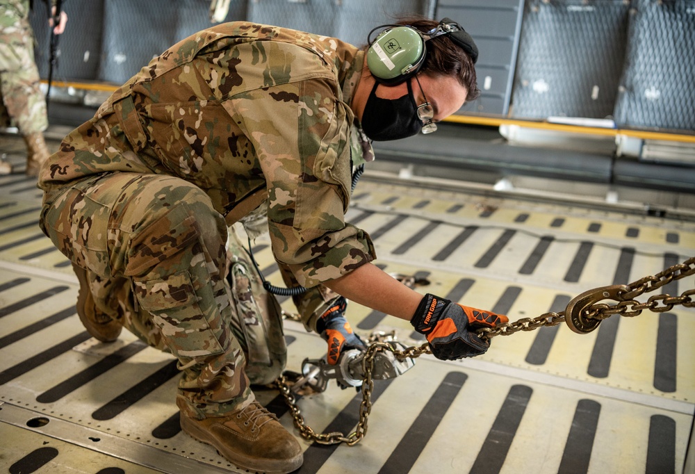 9th AS loadmasters train as part of AMC initiative