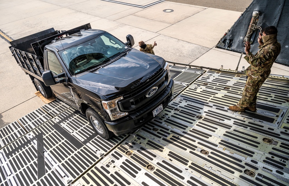 9th AS loadmasters train as part of AMC initiative