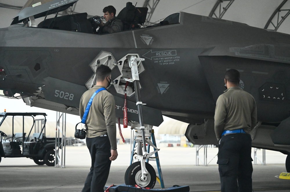 DVIDS - Images - F-35 B-Course Student Pilots 1st Flight [Image 8 Of 10]