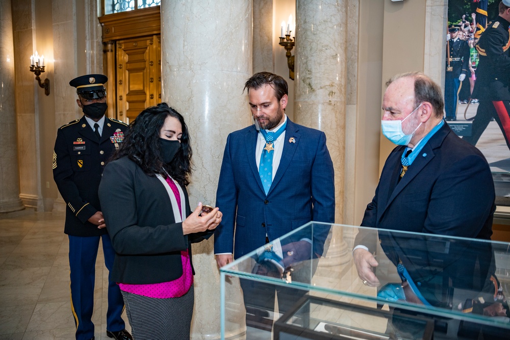 In honor of Medal of Honor Day, Medal of Honor Recipients U.S. Navy Master Chief Special Warfare Operator Edward Byers, Jr. and U.S. Army 1st Lt. Brain Thacker participate in an Army Full Honors Wreath-Laying Ceremony at the Tomb of the Unknown Soldier