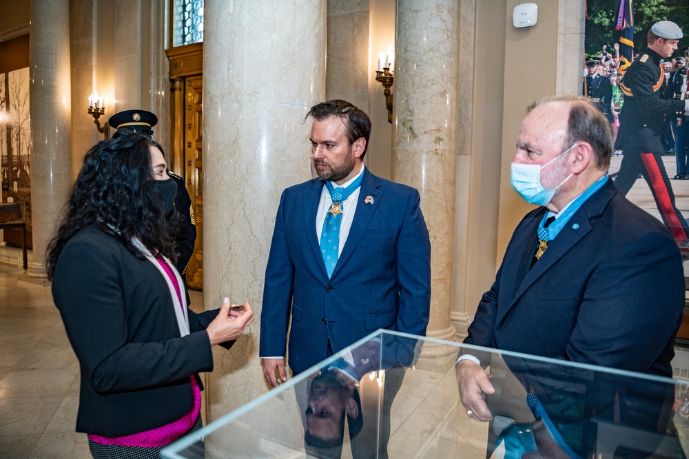 In honor of Medal of Honor Day, Medal of Honor Recipients U.S. Navy Master Chief Special Warfare Operator Edward Byers, Jr. and U.S. Army 1st Lt. Brain Thacker participate in an Army Full Honors Wreath-Laying Ceremony at the Tomb of the Unknown Soldier