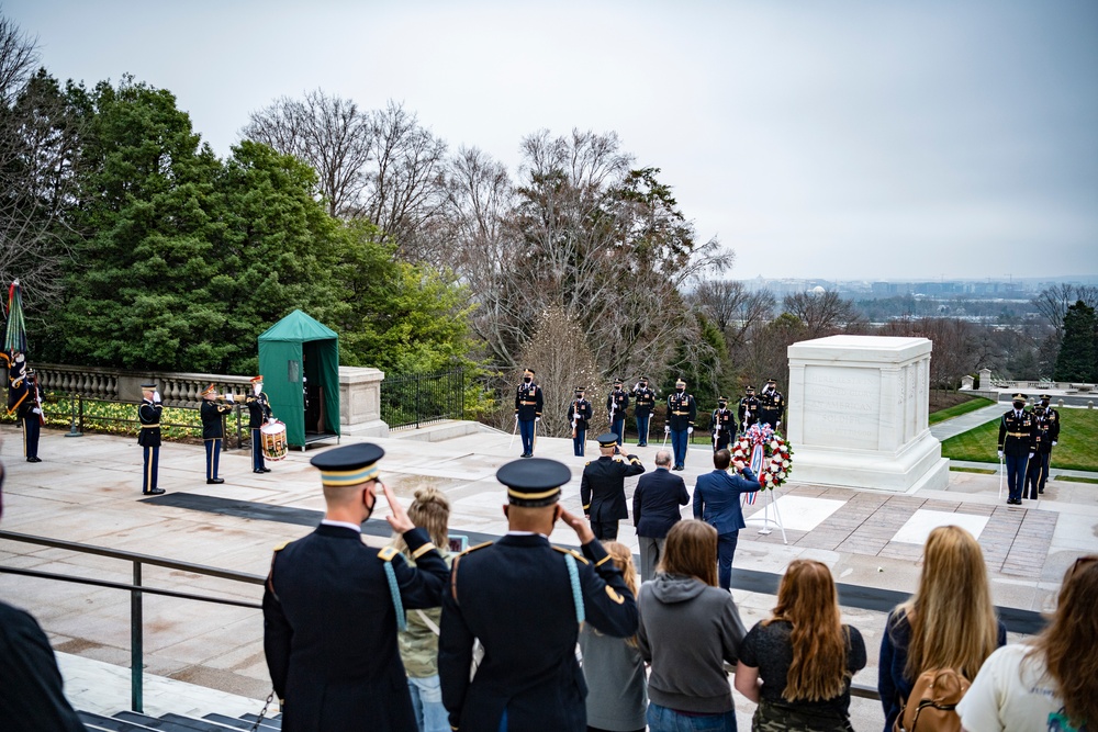 In honor of Medal of Honor Day, Medal of Honor Recipients U.S. Navy Master Chief Special Warfare Operator Edward Byers, Jr. and U.S. Army 1st Lt. Brain Thacker participate in an Army Full Honors Wreath-Laying Ceremony at the Tomb of the Unknown Soldier