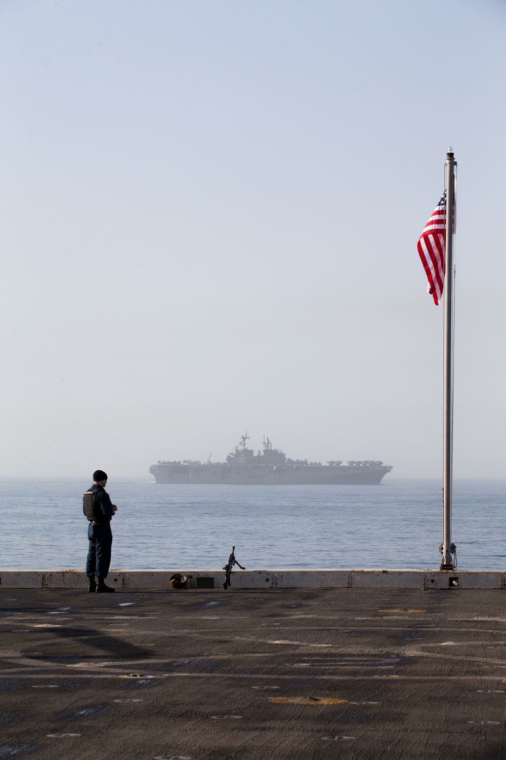 USS Somerset LCACs begin offload in Oman