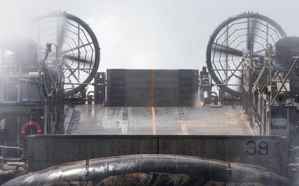 USS Somerset LCACs begin offload in Oman