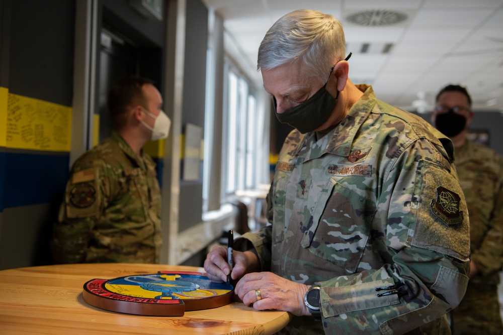 EC commander tours Ramstein, Spangdahlem