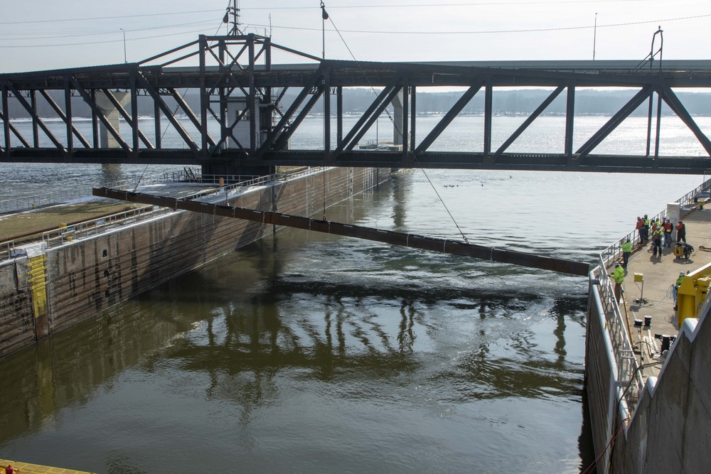 USGS, ERDC install underwater Asian carp deterrent system successfully