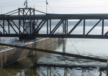 USGS, ERDC install underwater Asian carp deterrent system successfully