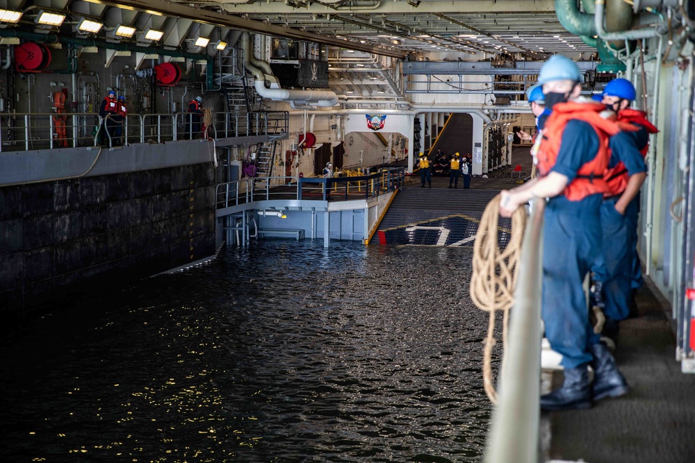 Arlington conducts well deck operations