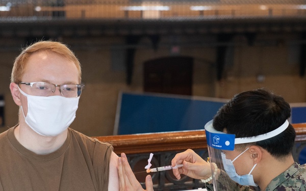 USNA Midshipmen Receive COVID Vaccine