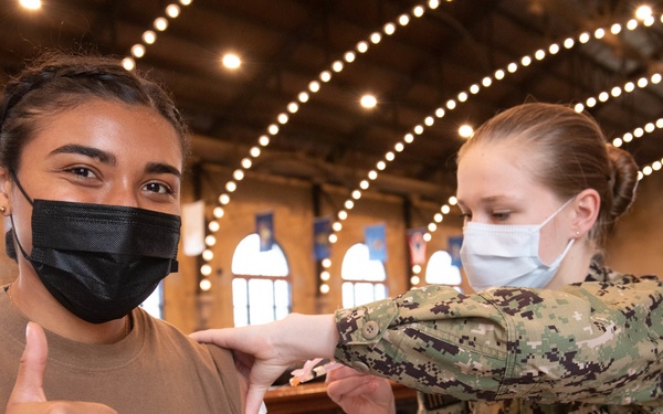 USNA Midshipmen Receive COVID Vaccine