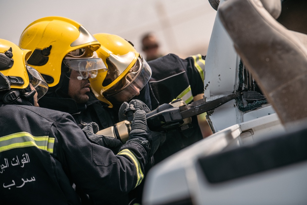 Qatar-U.S. Air Force joint fire department vehicle extrication training