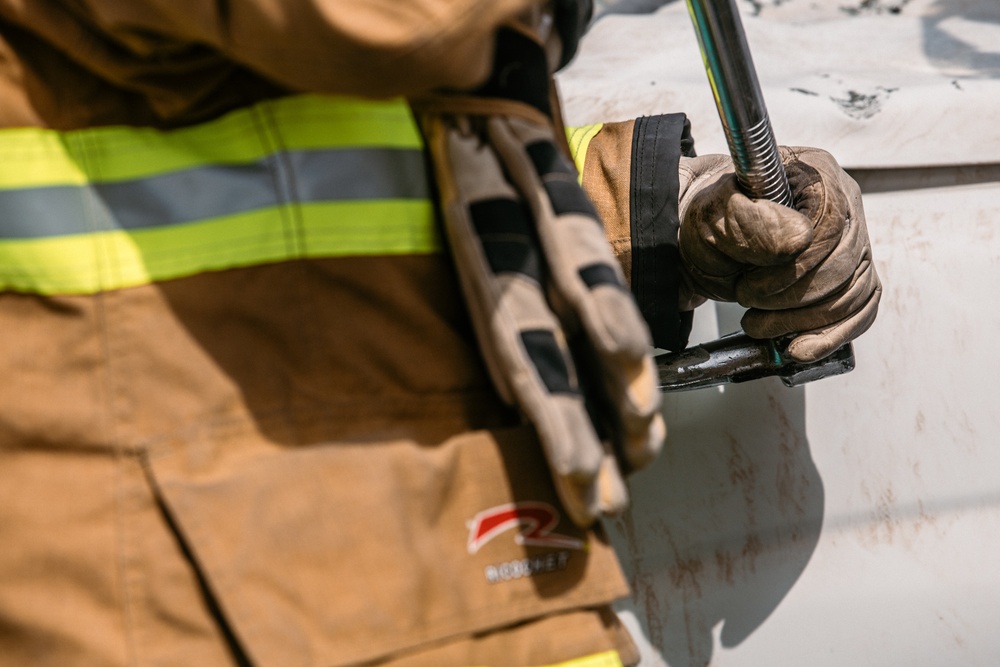 Qatar-U.S. Air  Force joint fire department vehicle extrication training