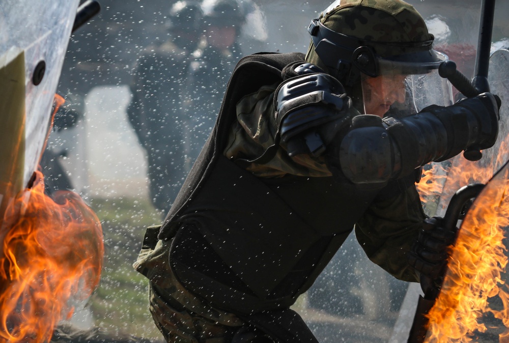 KFOR Polish Contingent braves fire phobia training